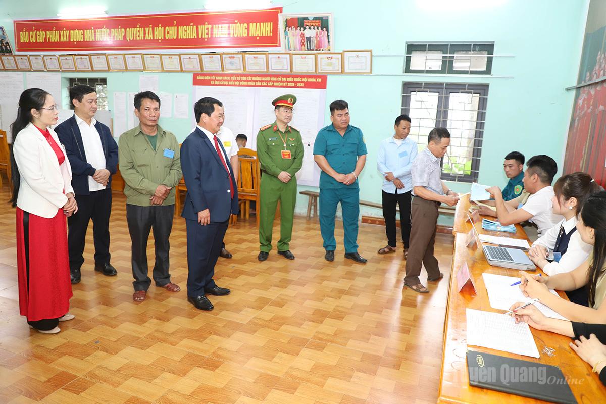 Bí thư Tỉnh ủy kiểm tra công tác bầu cử tại Khu vực bỏ phiếu số 48, thôn Tân Phúc, xã Tân Thanh.