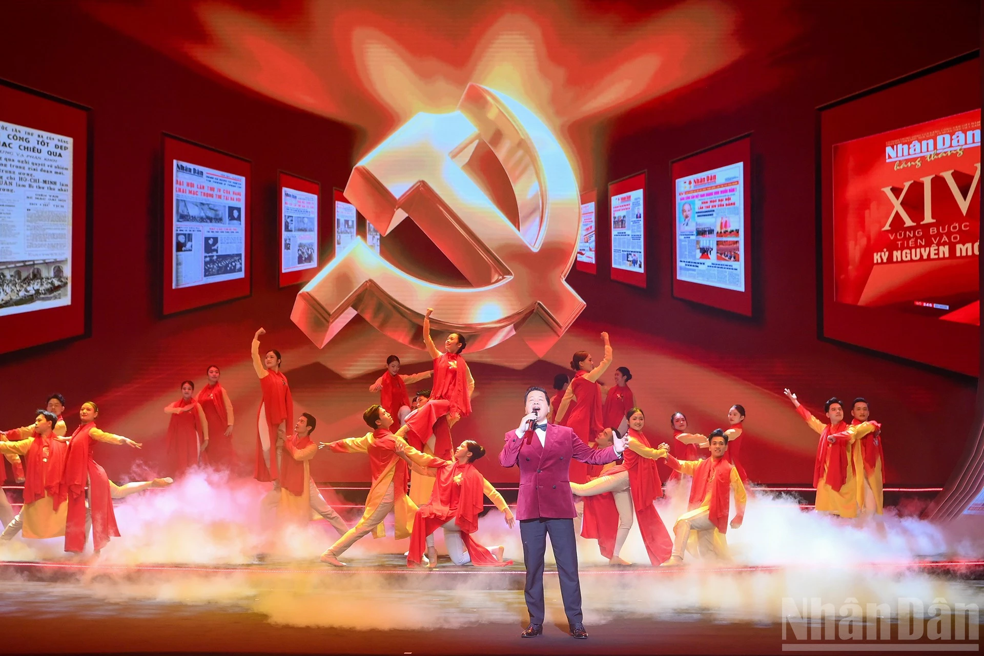 Tiết mục văn nghệ chào mừng. (Ảnh: ĐĂNG KHOA)