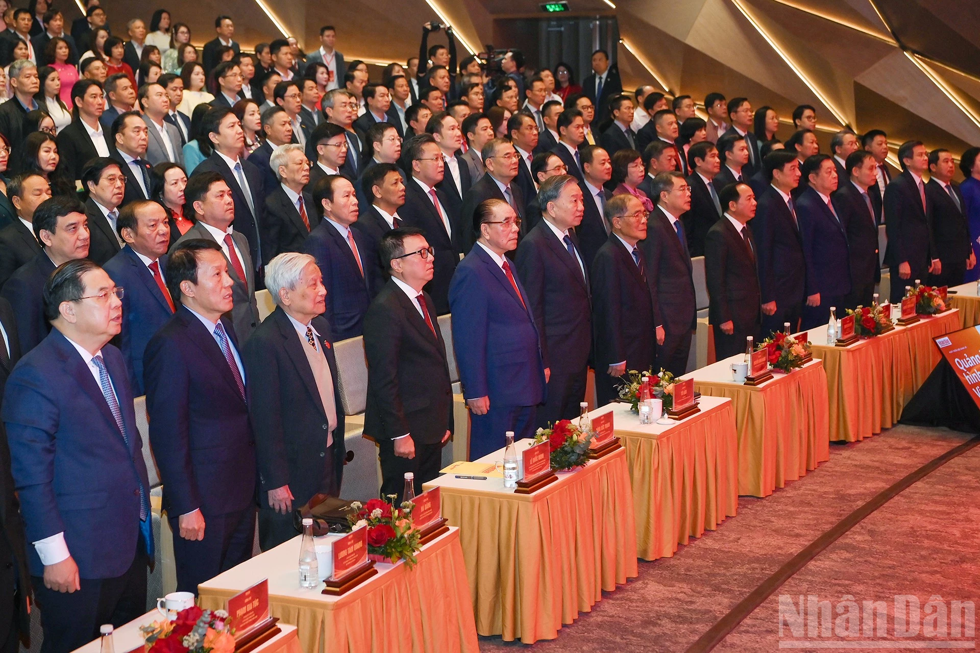 Các đồng chí Lãnh đạo Đảng và Nhà nước cùng các đại biểu làm lễ chào cờ. (Ảnh: ĐĂNG KHOA)