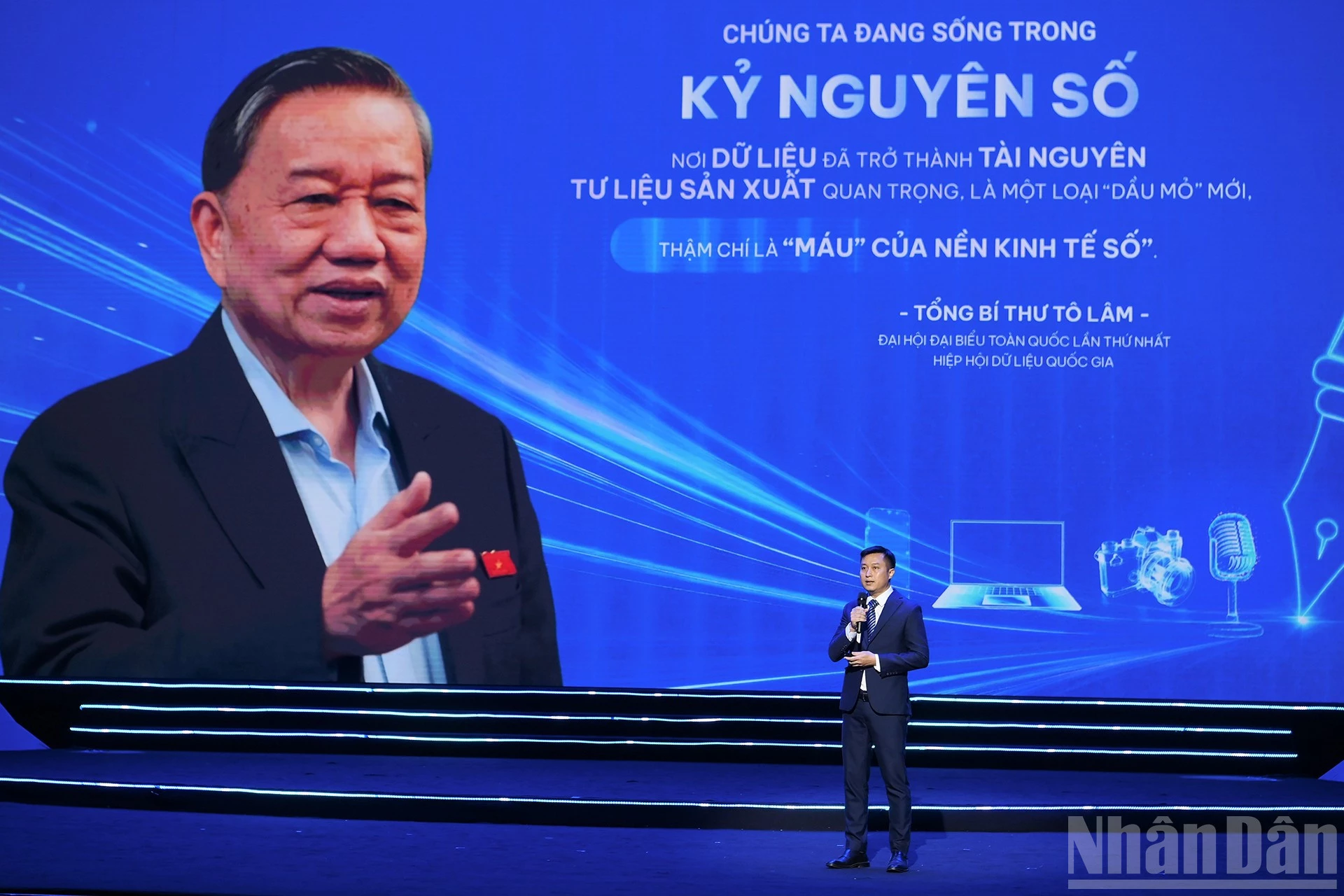 Nhà báo Nguyễn Hoàng Nhật, Phó Trưởng Ban Nhân Dân điện tử đại diện thế hệ trẻ của Báo Nhân Dân phát biểu tại Lễ kỷ niệm. (Ảnh: ĐĂNG KHOA)