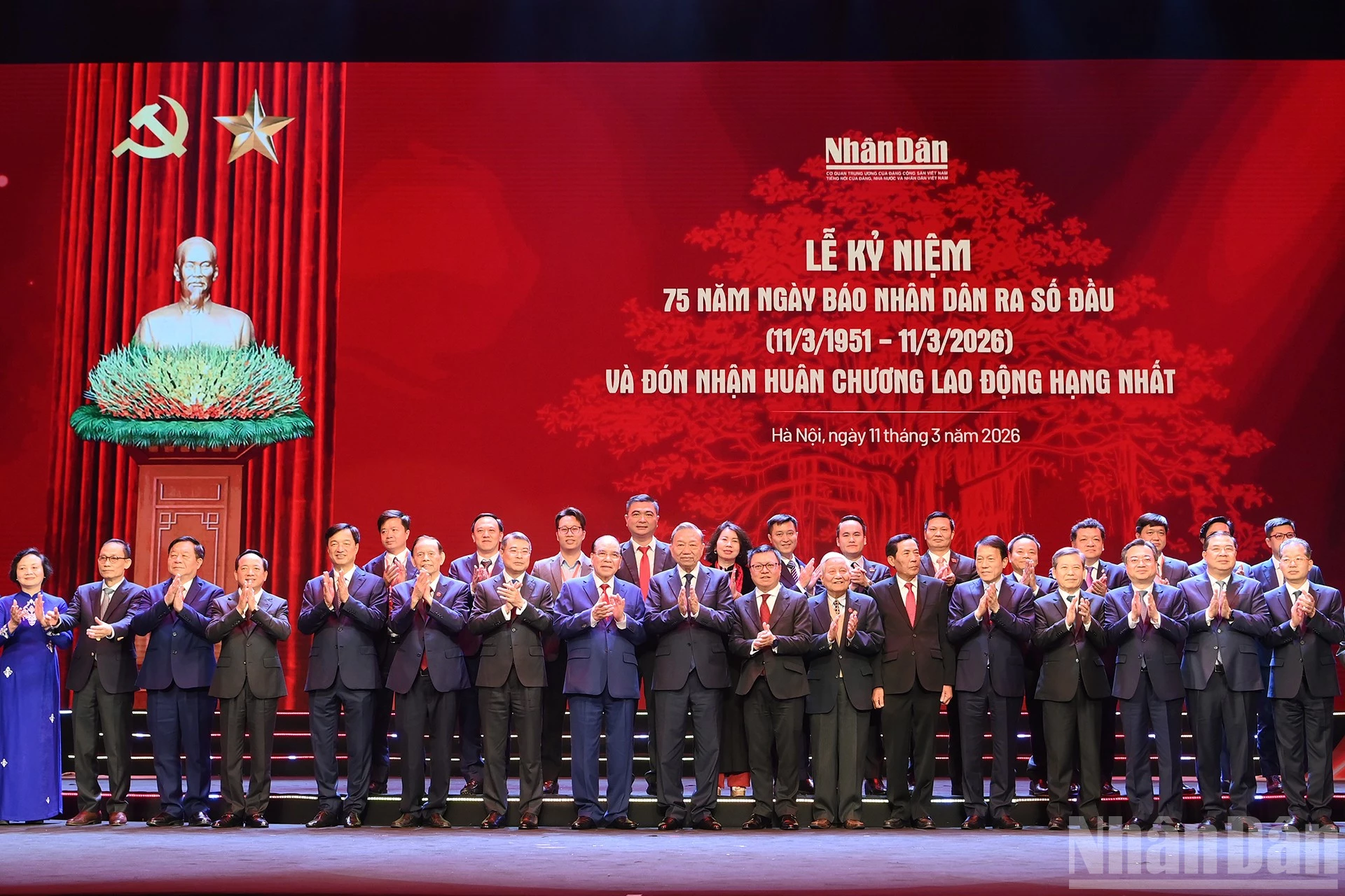 Tổng Bí thư Tô Lâm, các đồng chí Lãnh đạo, nguyên Lãnh đạo Đảng và Nhà nước, chụp ảnh lưu niệm cùng đại diện lãnh đạo, phóng viên, biên tập viên, viên chức và người lao động Báo Nhân Dân. (Ảnh: ĐĂNG KHOA)