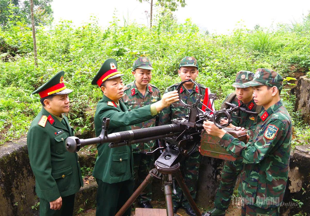 Đồng chí Phó Chỉ huy trưởng, Tham mưu trưởng Bộ CHQS tỉnh và Thủ trưởng Phòng Tham mưu kiểm tra công tác sẵn sàng chiến đấu của Tổ đội Súng máy phòng không 12,7mm.