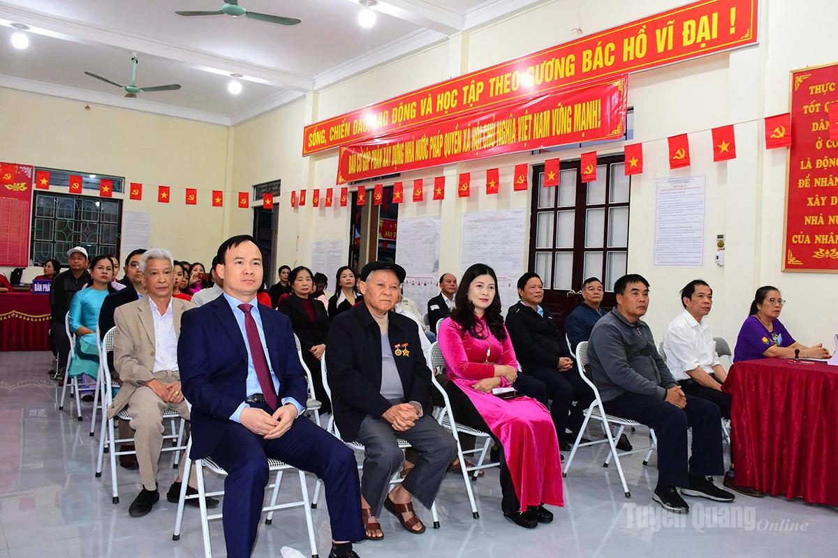 Đồng chí Vương Ngọc Hà, Uỷ viên Ban Thường vụ Tỉnh uỷ, Phó Chủ tịch UBND tỉnh dự khai mạc tại Khu vực bỏ phiếu số 16, xã Bắc Quang. Ảnh Minh Hoa