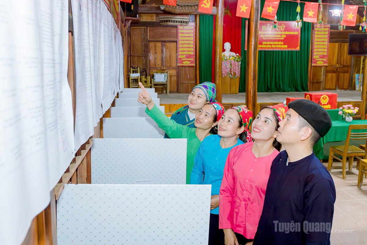 Cử tri xã Bằng Lang tham gia bỏ phiếu, đặt tin tưởng, kỳ vọng vào các ứng cử viên. Ảnh: Hải Đăng