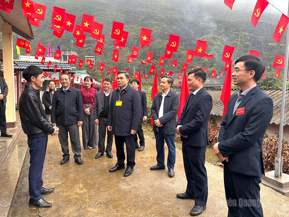 Đồng chí Ma Thế Hồng, Phó Bí thư Tỉnh ủy, Chủ tịch Ủy ban MTTQ Việt Nam tỉnh kiểm tra công tác bầu cử tại Khu vực bỏ phiếu thôn Sủa Cán Tỷ, xã Cán Tỷ. Ảnh: Lý Thịnh