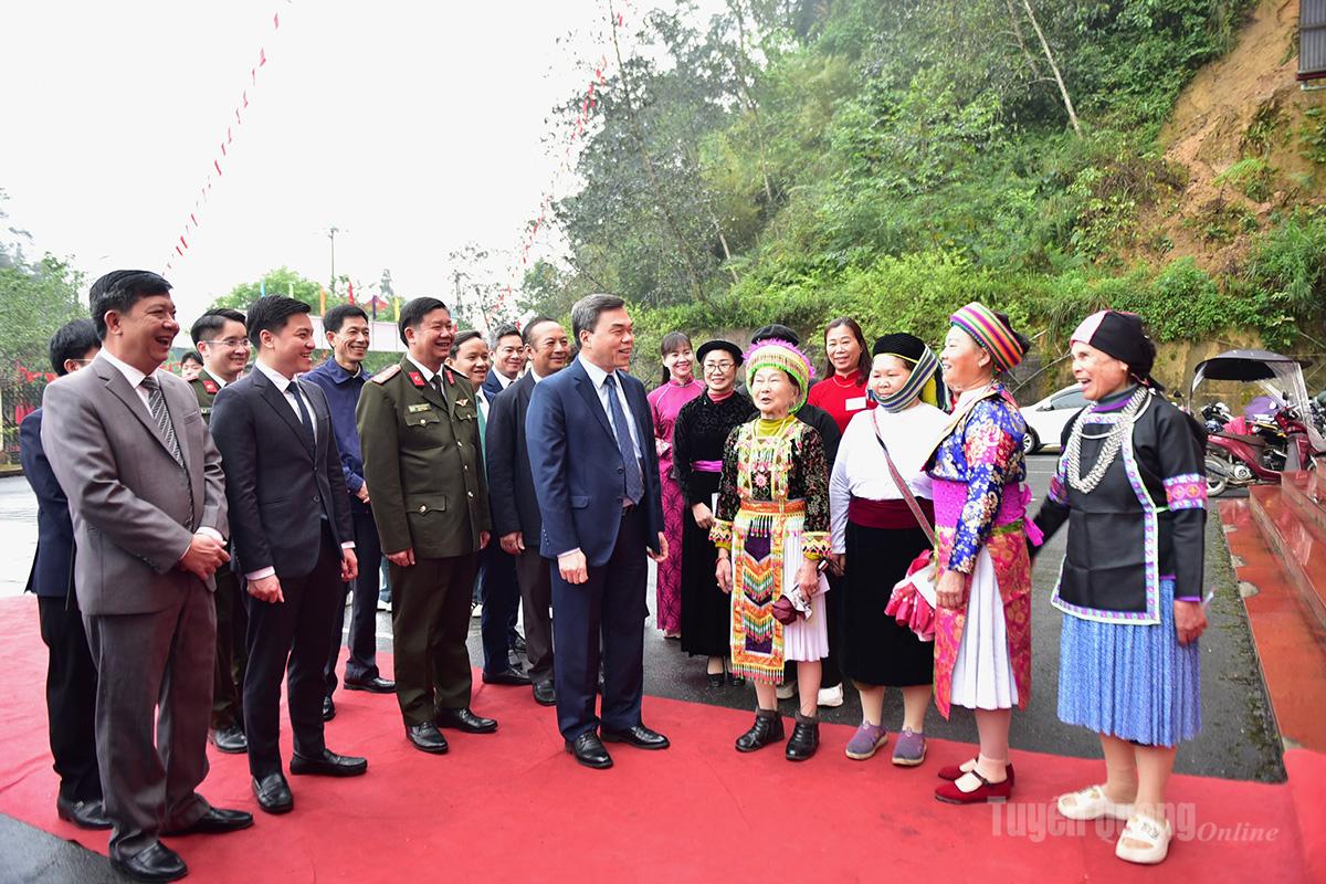 Đồng chí Ma Thế Hồng, Phó Bí thư Tỉnh ủy, Chủ tịch Ủy ban MTTQ Việt Nam tỉnh trò chuyện cùng cử tri xã Quản Bạ. Ảnh: Lý Thịnh
