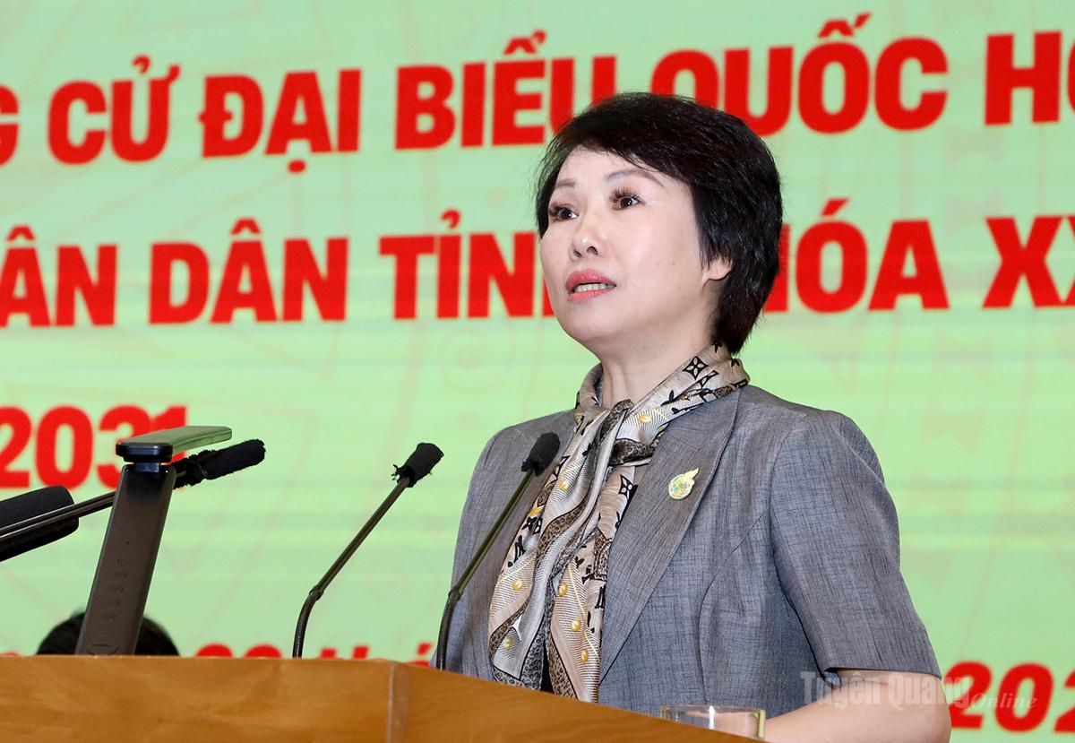 Đồng chí Triệu Thị Tình, Phó Chủ tịch Thường trực Hội Liên hiệp Phụ nữ tỉnh, ứng cử đại biểu Quốc hội trình bày chương trình hành động.