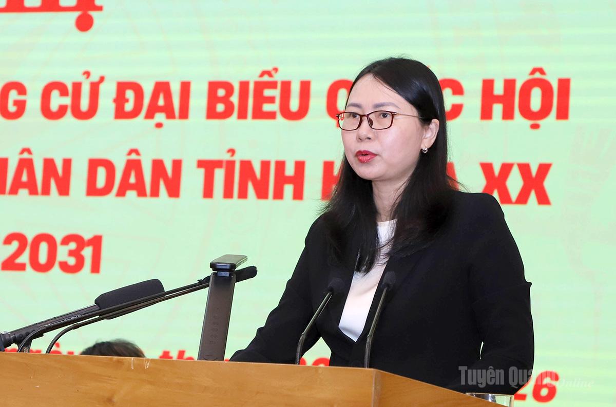 Đồng chí Ngụy Thu Thuỷ, Phó Trưởng Ban Kinh tế - Ngân sách, HĐND tỉnh ứng cử đại biểu HĐND tỉnh trình bày chương trình hành động.