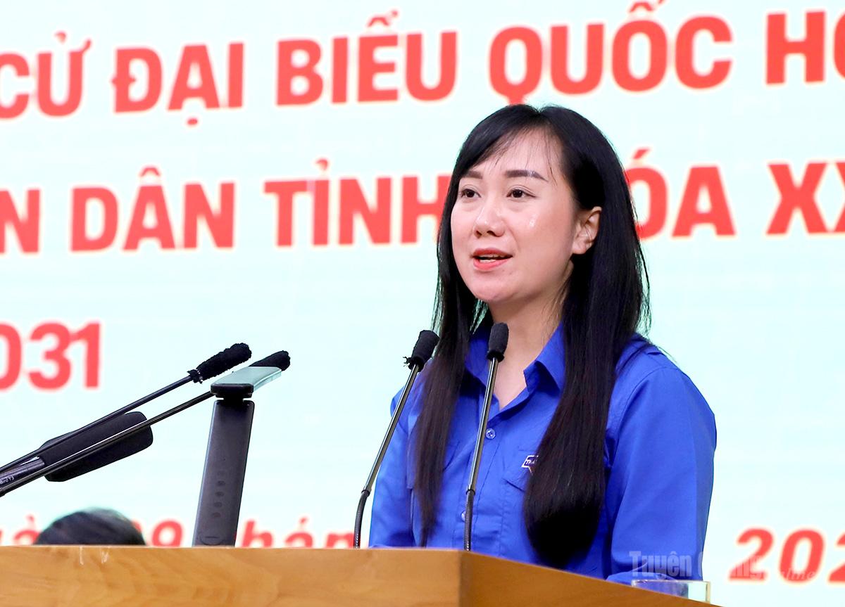 Đồng chí Hoàng Tường Vi, Phó Bí thư Tinh đoàn Tuyên Quang ứng cử đại biểu HĐND tỉnh trình bày chương trình hành động.