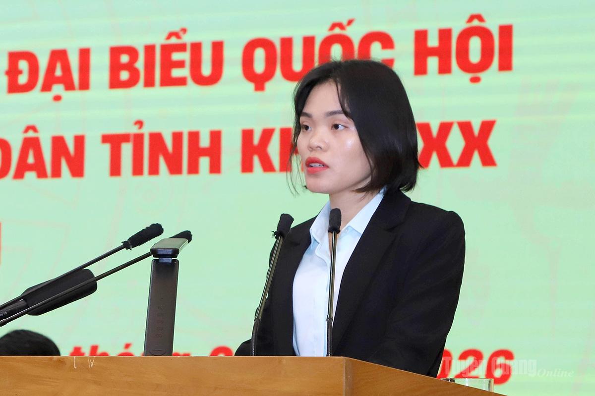 Đồng chí Dương Thị Vân, Công chức phòng Kế hoạch tổng hợp, Sở Công Thương ứng cử đại biểu HĐND tỉnh trình bày chương trình hành động.