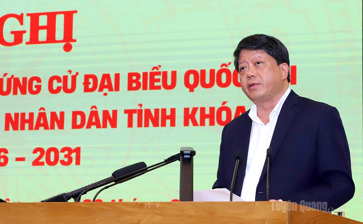 Đồng chí Hà Trung Kiên, Ủy viên Ban Thường vụ Tỉnh uỷ, Phó Chủ tịch Thường trực Ủy ban MTTQ tỉnh chủ trì hội nghị giới thiệu tiểu sử các ứng cử viên.