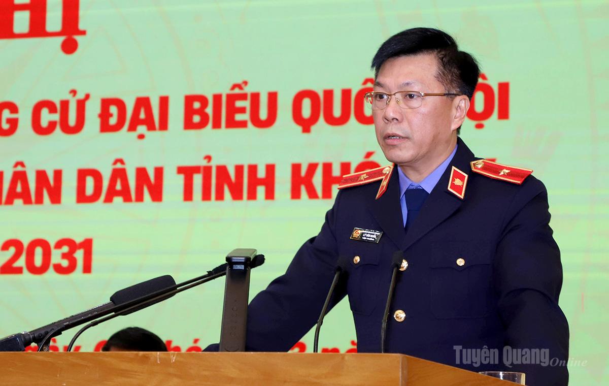 Đồng chí Lý Văn Huấn, Ủy viên Ban Chấp hành Đảng bộ tỉnh, Viện trưởng Viện kiểm sát Nhân dân tỉnh, ứng cử đại biểu Quốc hội (đơn vị bầu cử số 1) trình bày chương trình hành động.