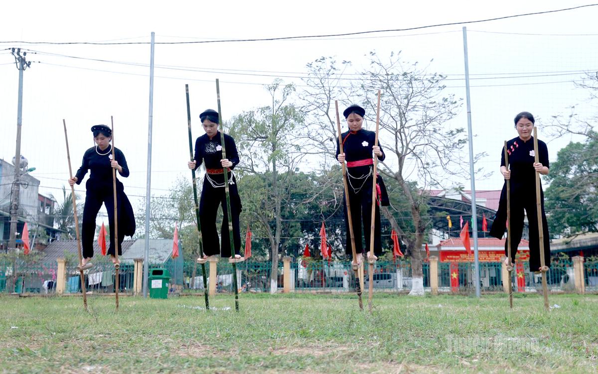 Các đội thi cà kheo tại Trường Phổ thông Dân tộc Nội trú THPT tỉnh.