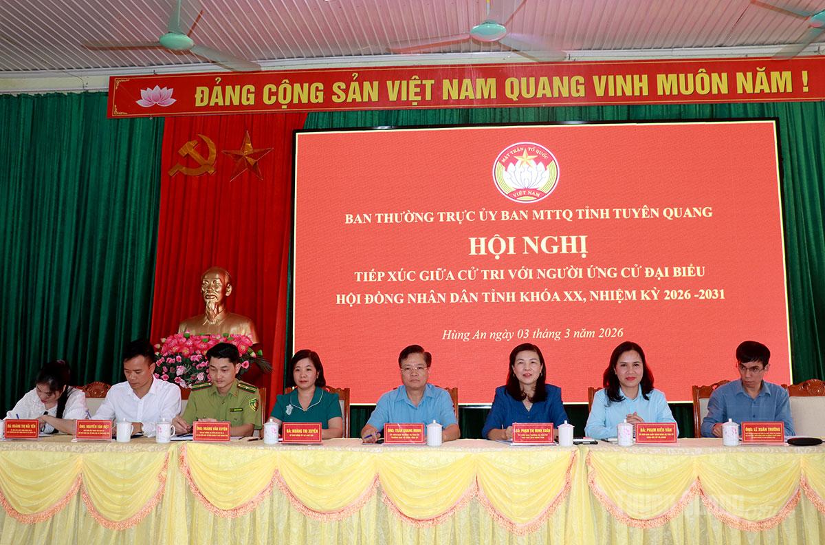Các ứng cử viên đại biểu HĐND tỉnh tiếp xúc cử tri vận động bầu cử tại xã Hùng An.
