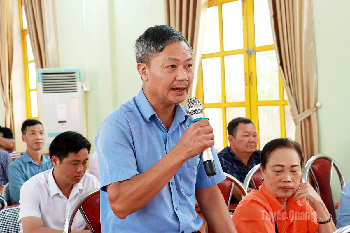 Cử tri xã Hùng An phát biểu ý kiến tại hội nghị.