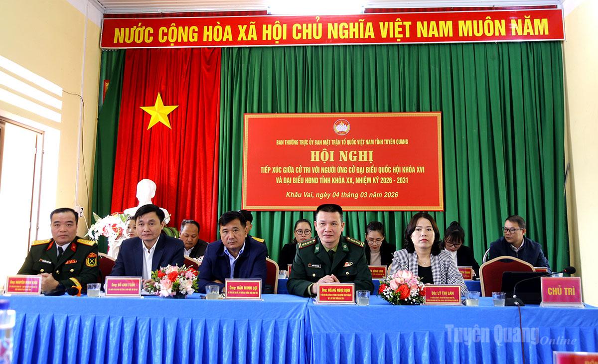 Các ứng cử viên ĐBQH khoá XVI và đại biểu HĐND tỉnh khoá XX tiếp xúc cử tri tại xã Khâu Vai.