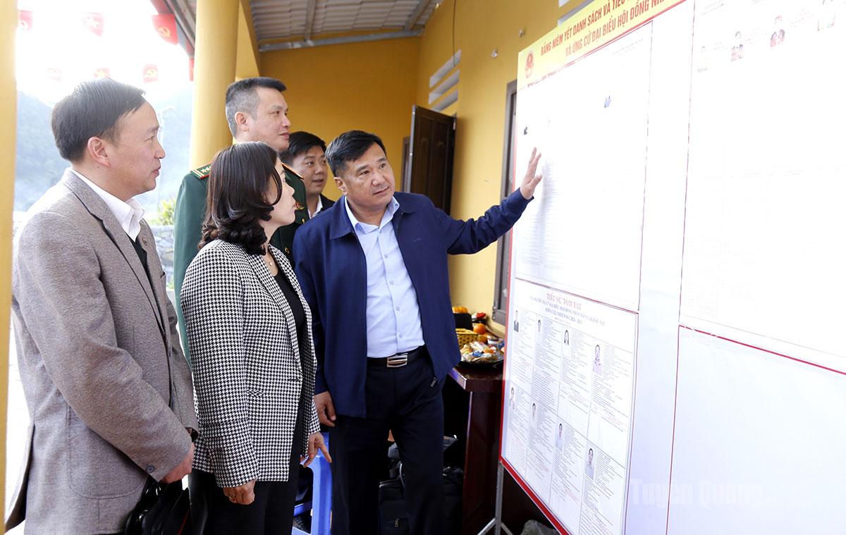 Các đồng chí lãnh đạo tỉnh kiểm tra công tác chuẩn bị bầu cử tại thôn Sảng Chải A, xã Khâu Vai.