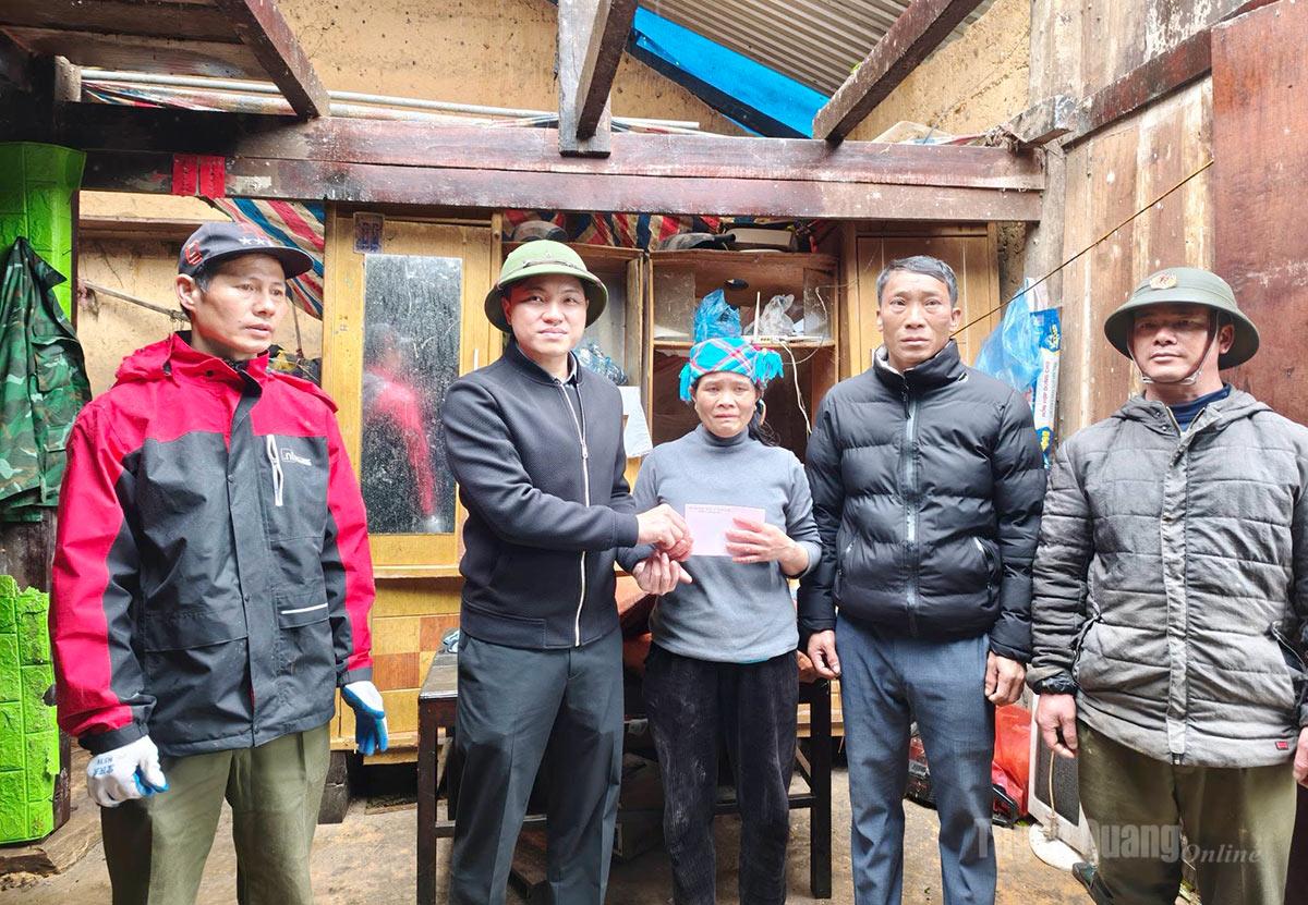 Lãnh đạo Đảng ủy xã Quản Bạ thăm hỏi, trao hỗ trợ người dân sau khi bị ảnh hưởng do thiên tai.