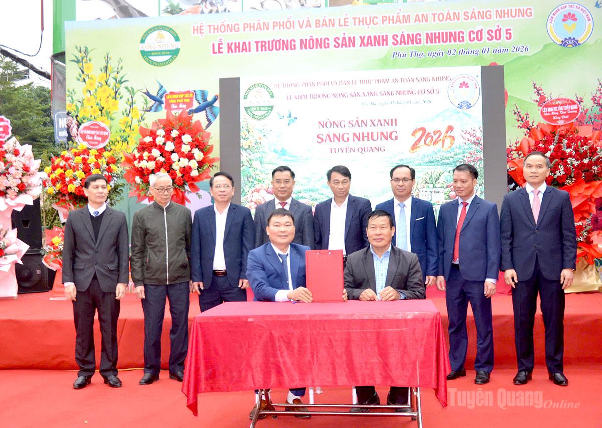 Lãnh đạo Hợp tác xã Sáng Nhung ký kết hợp đồng tiêu thụ sản phẩm với doanh nghiệp tỉnh Phú Thọ.