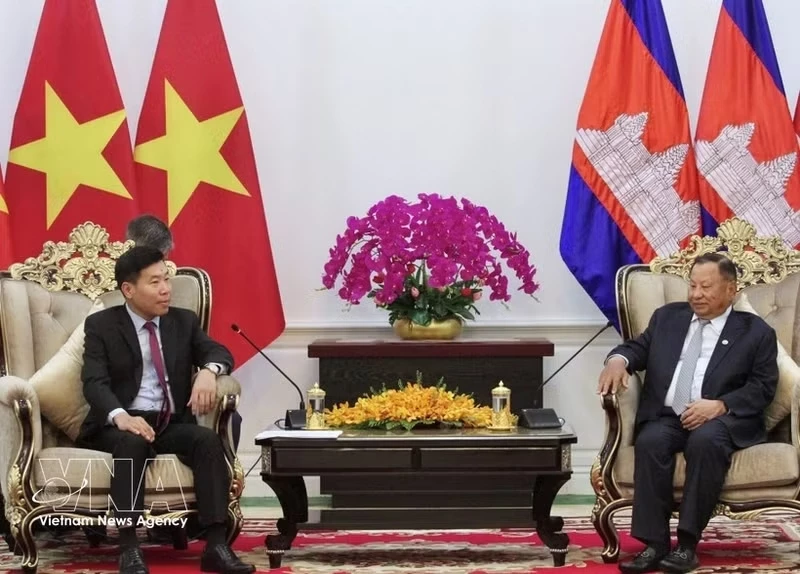 Vice President of the Cambodian Peoples Party (CPP) and Chairman of the Standing Board of the CPP Central Committee Samdech Say Chhum (R) receives Deputy Minister of Foreign Affairs Nguyen Manh Cuong in Phnom Penh. (Photo: VNA)