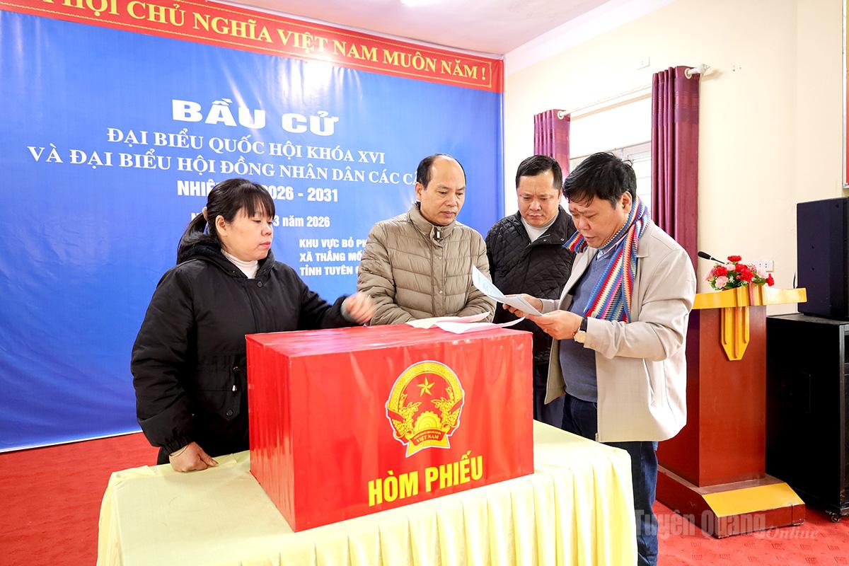 Các đồng chí lãnh đạo kiểm tra khu vực bỏ phiếu và cơ sở vật chất tại thôn Hồng Ngài B, xã Thắng Mố.