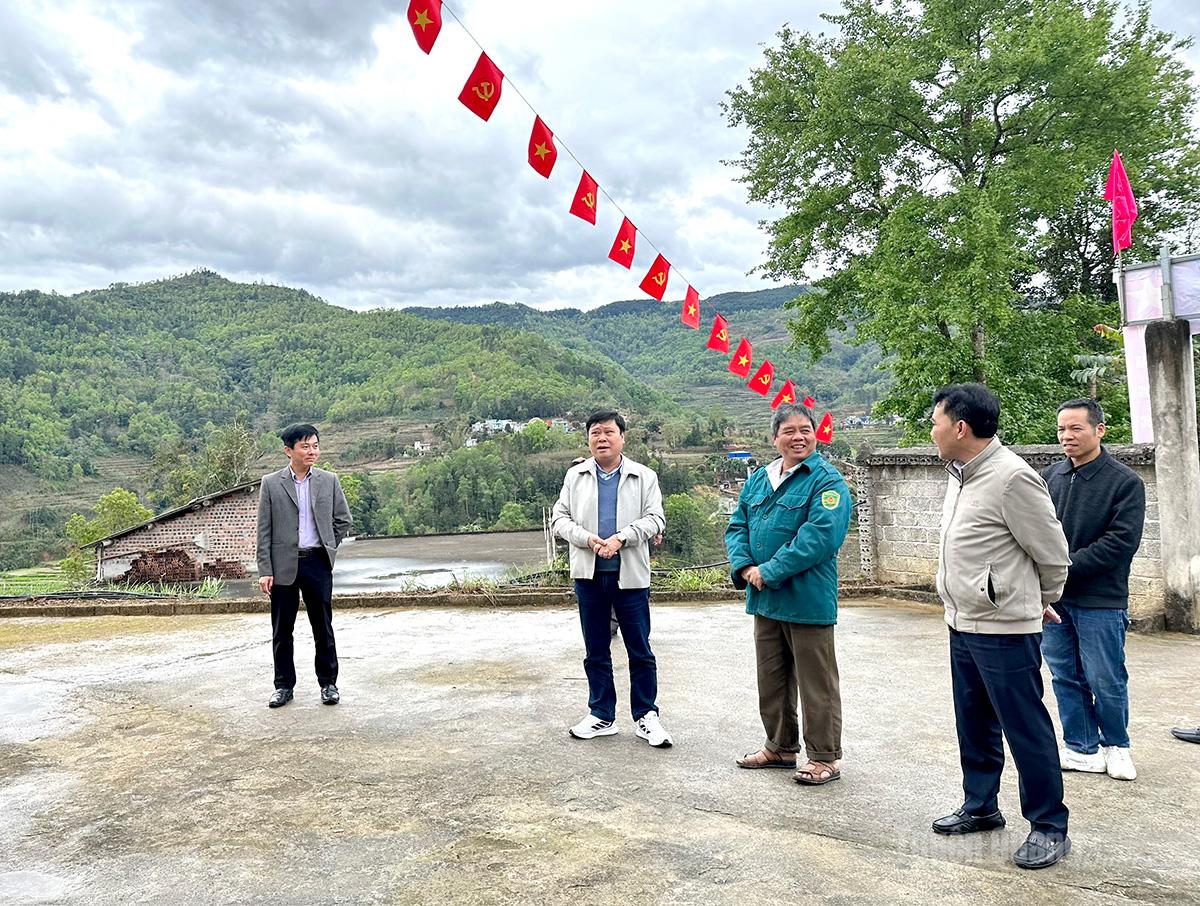 Đồng chí Mai Đức Thông vã lãnh đạo xã Bạch Đích nắm tình hình, kiểm tra cơ sở vật chất tại điểm bỏ phiếu.