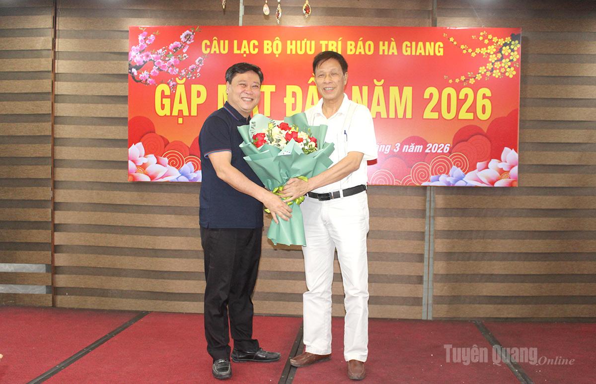 Đồng chí Mai Đức Thông tặng hoa chúc mừng thọ tại buổi gặp mặt.