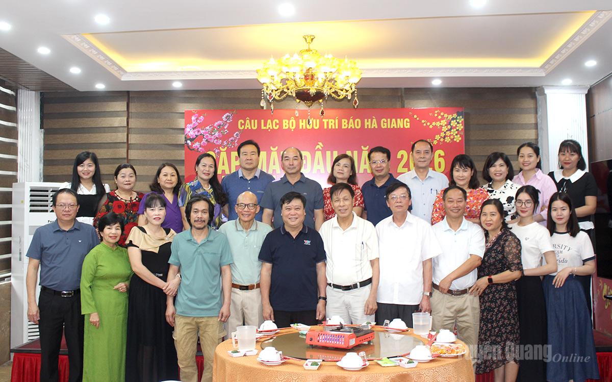 Câu lạc bộ hưu trí Báo Hà Giang chụp ảnh lưu niệm cùng các đồng chí lãnh đạo Báo và phát thanh, truyền hình Tuyên Quang,.