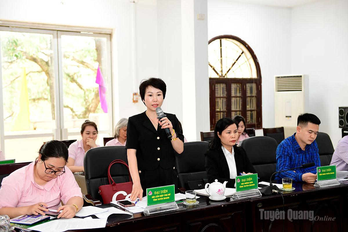 Lãnh đạo Hội Liên hiệp Phụ nữ tỉnh phát biểu tại hội nghị.