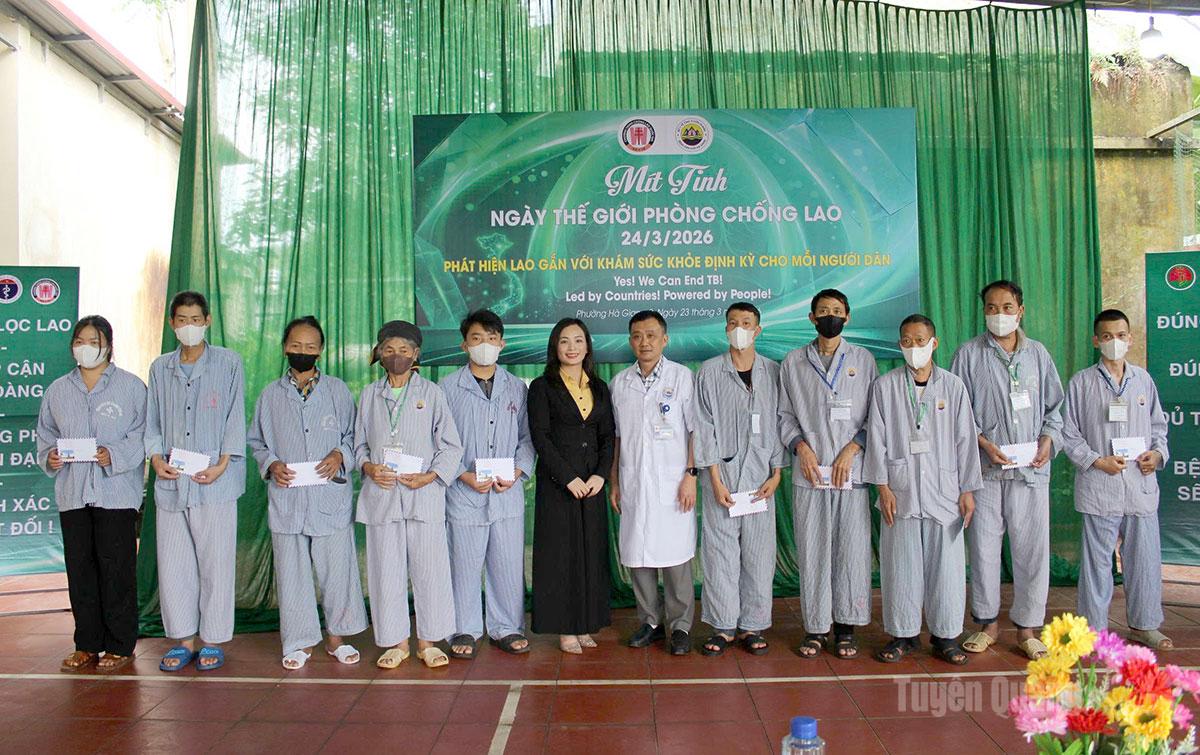 Lãnh đạo Bệnh viện Lao Hà Giang tặng quà cho bệnh nhân lao đang điều trị tại bệnh viện.