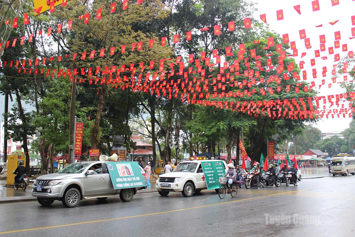 Tuyên truyền cổ động phòng, chống bệnh lao qua các tuyến phố tại phường Hà Giang 1.