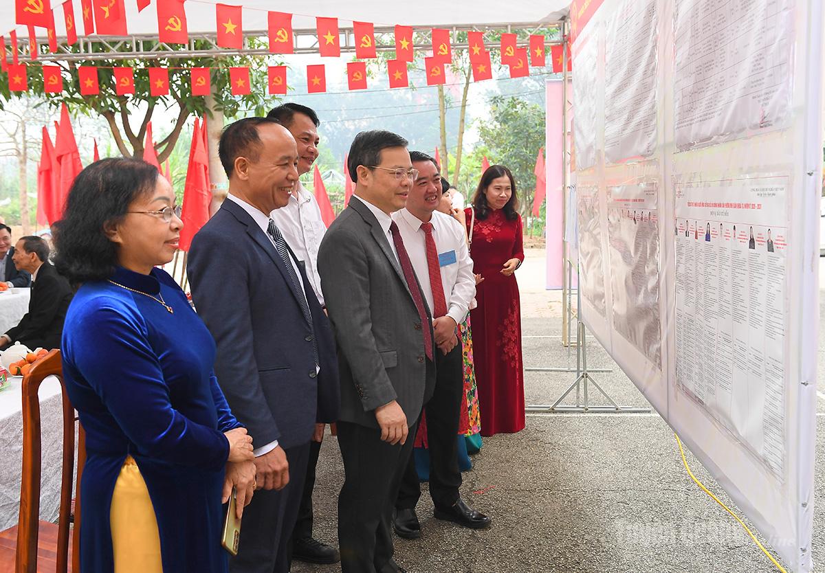 Đồng chí Nguyễn Văn Sơn, Phó Bí thư Tỉnh ủy, Chủ tịch HĐND tỉnh cùng cử tri, nhân dân tổ dân phố 13 Tân Hà, phường Minh Xuân tìm hiểu tiểu sử các ứng cử viên.