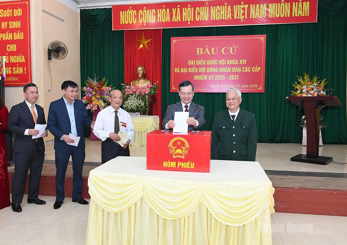 Đồng chí Chủ tịch HĐND tỉnh Nguyễn Văn Sơn bỏ phiếu bầu cử tại khu vực bỏ phiếu số 23, phường Minh Xuân.