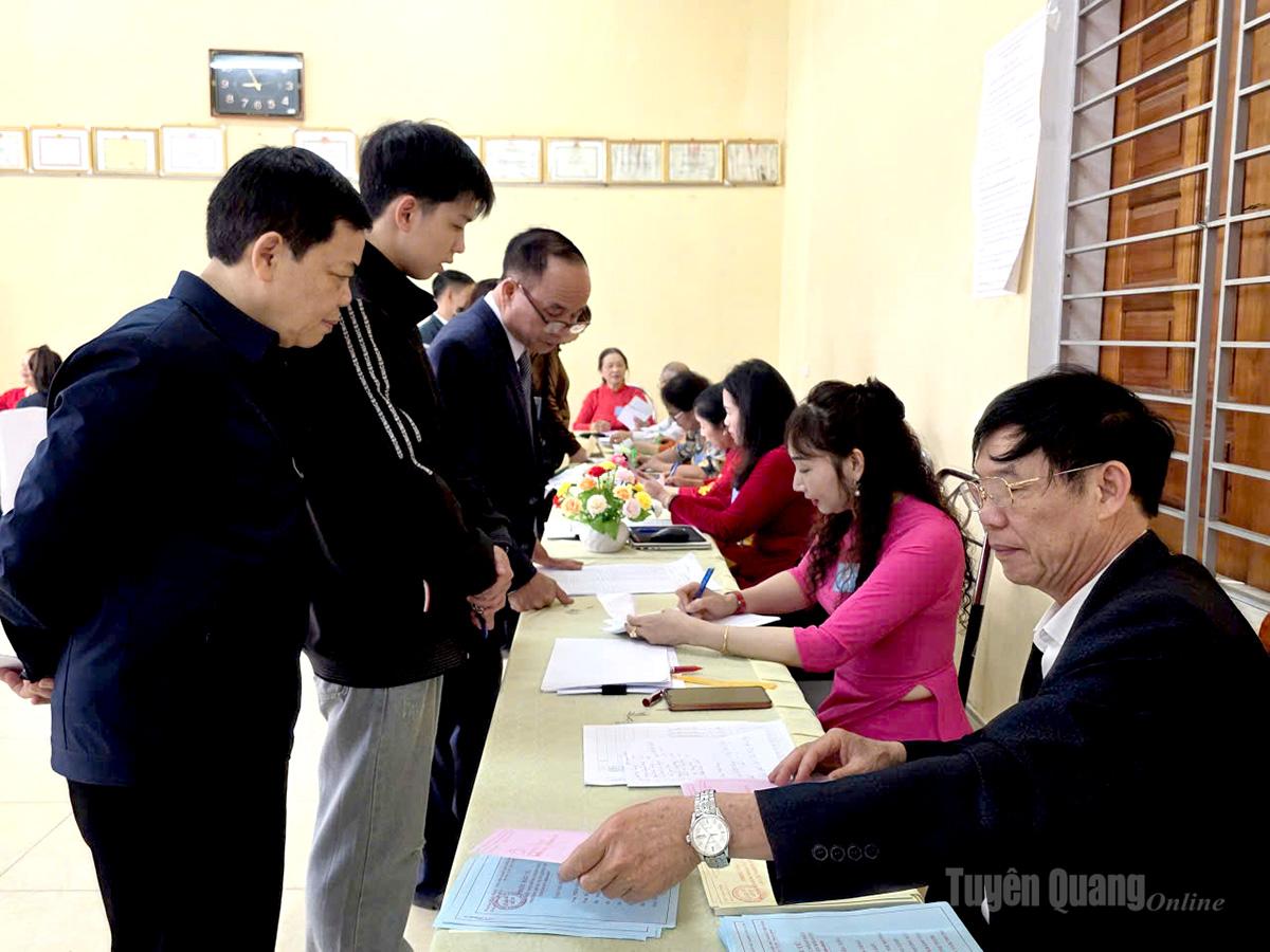 Thành viên tổ bầu cử phát phiếu cho cử tri.