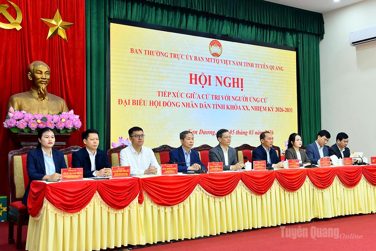 Chủ tịch HĐND tỉnh Nguyễn Văn Sơn cùng các ứng cử viên HĐND tỉnh, đơn vị bầu cử số 1 tiếp xúc cử tri xã Sơn Dương.