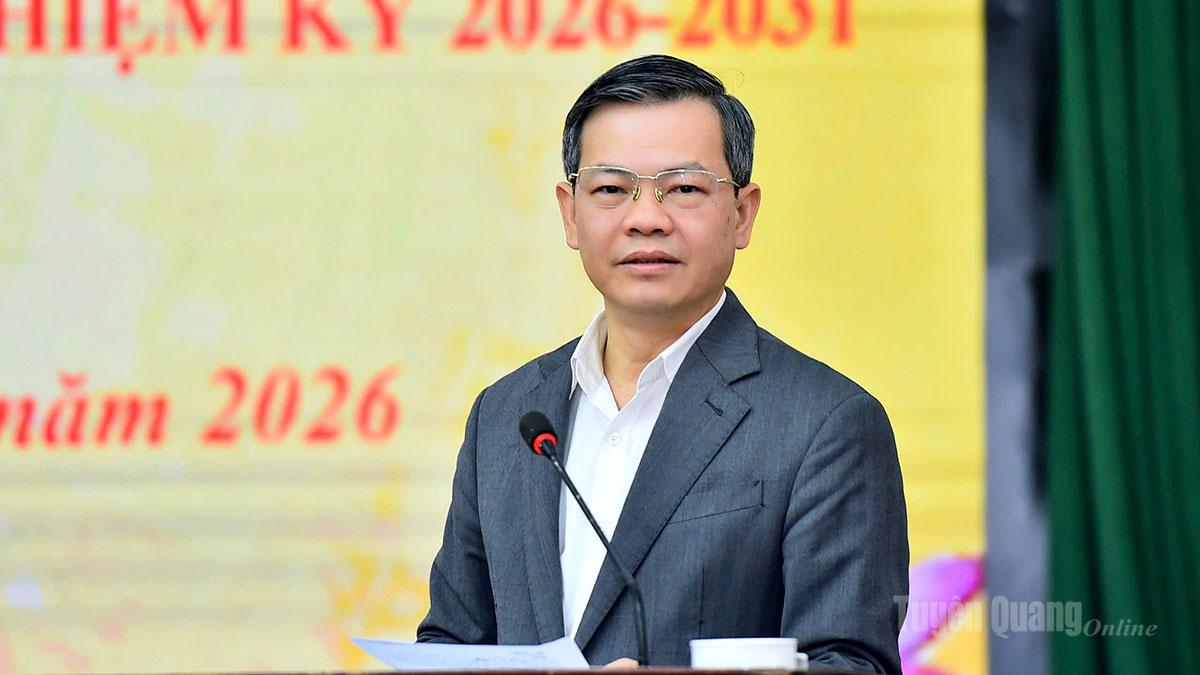 Chủ tịch HĐND tỉnh Nguyễn Văn Sơn trình bày chương trình hành động với cử tri xã Sơn Dương.