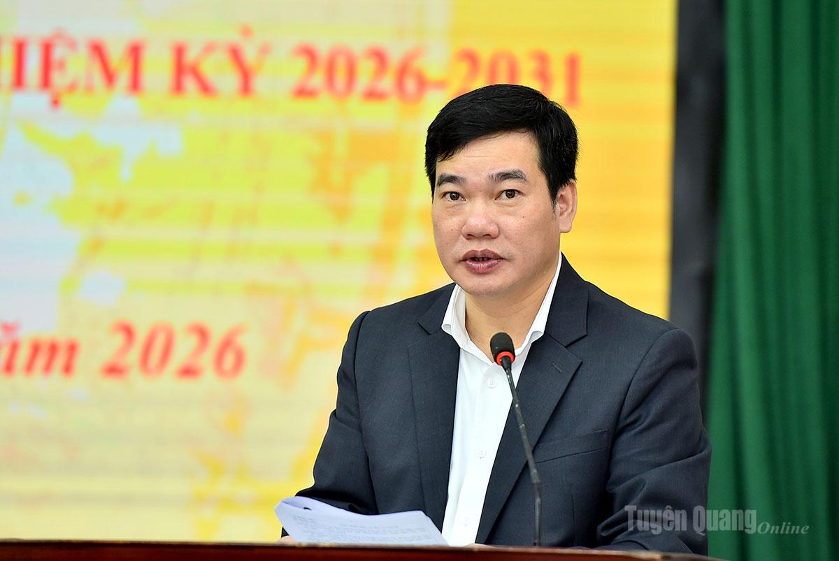 Đồng chí Nguyễn Việt Khánh, Phó Chủ tịch Ủy ban MTTQ tỉnh đọc tiểu sử các ứng cử viên tại hội nghị.