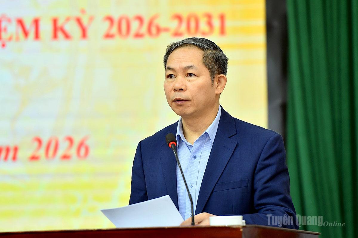 Đồng chí Phạm Ninh Thái, Giám đốc Sở Khoa học và Công nghệ phát biểu với cử tri xã Sơn Dương.