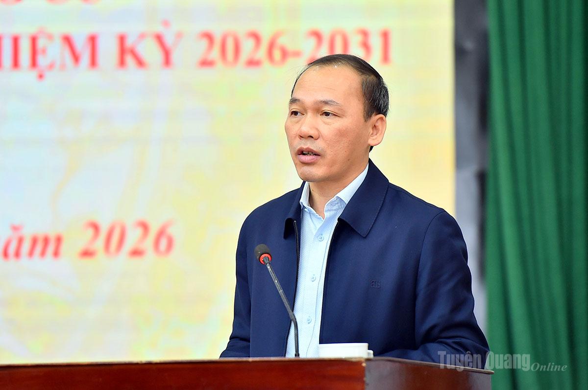 Đồng chí Nguyễn Văn Dưng, Giám đốc Sở Dân tộc và Tôn giáo trình bày chương trình hành động tại hội nghị.