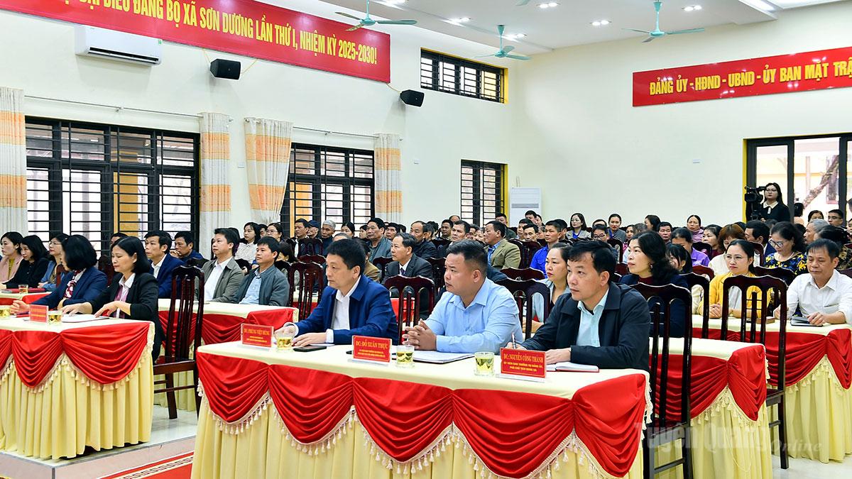 Các đại biểu và cử tri xã Sơn Dương tại hội nghị.