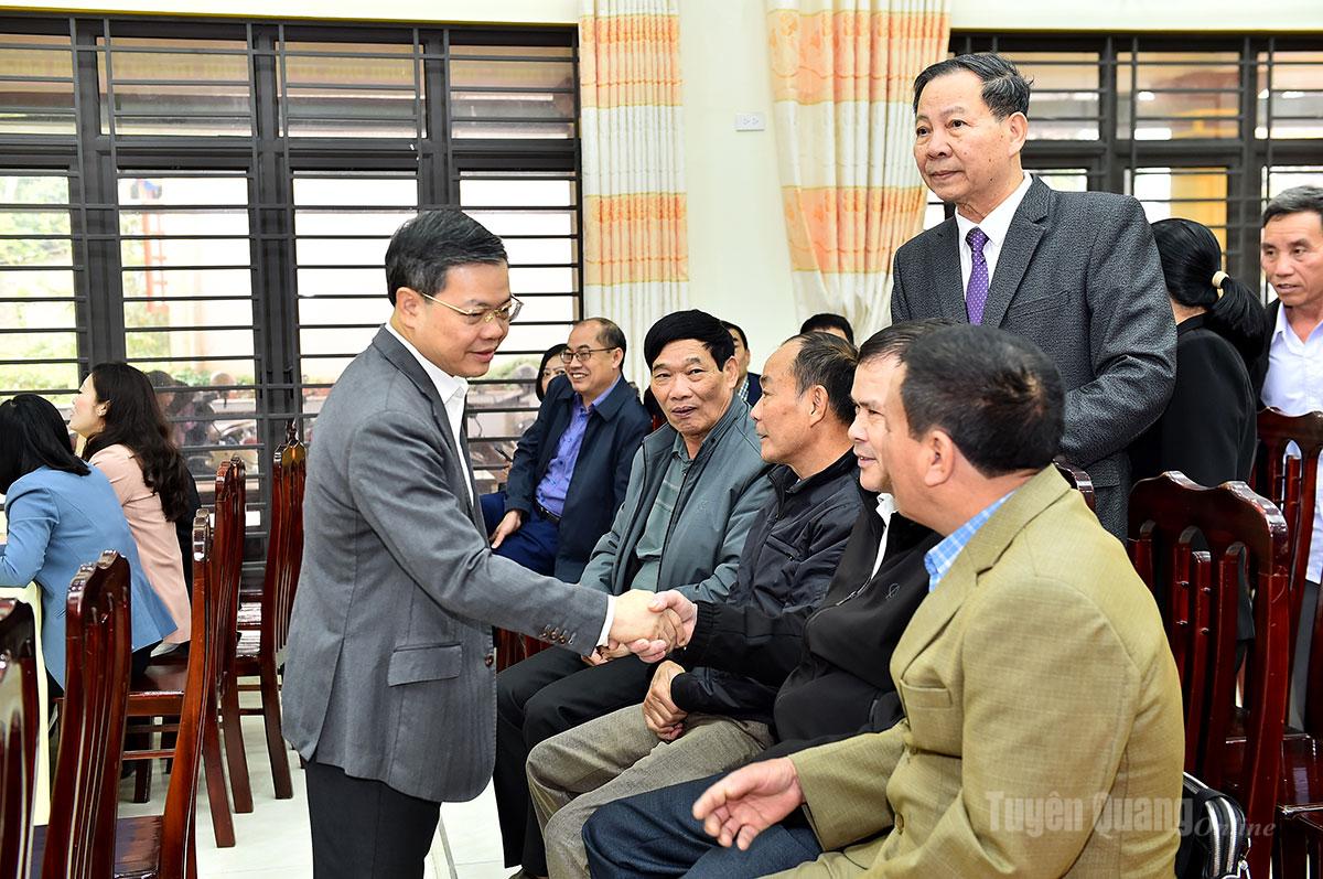 Chủ tịch HĐND tỉnh Nguyễn Văn Sơn gặp gỡ, trao đổi với cử tri xã Sơn Dương.