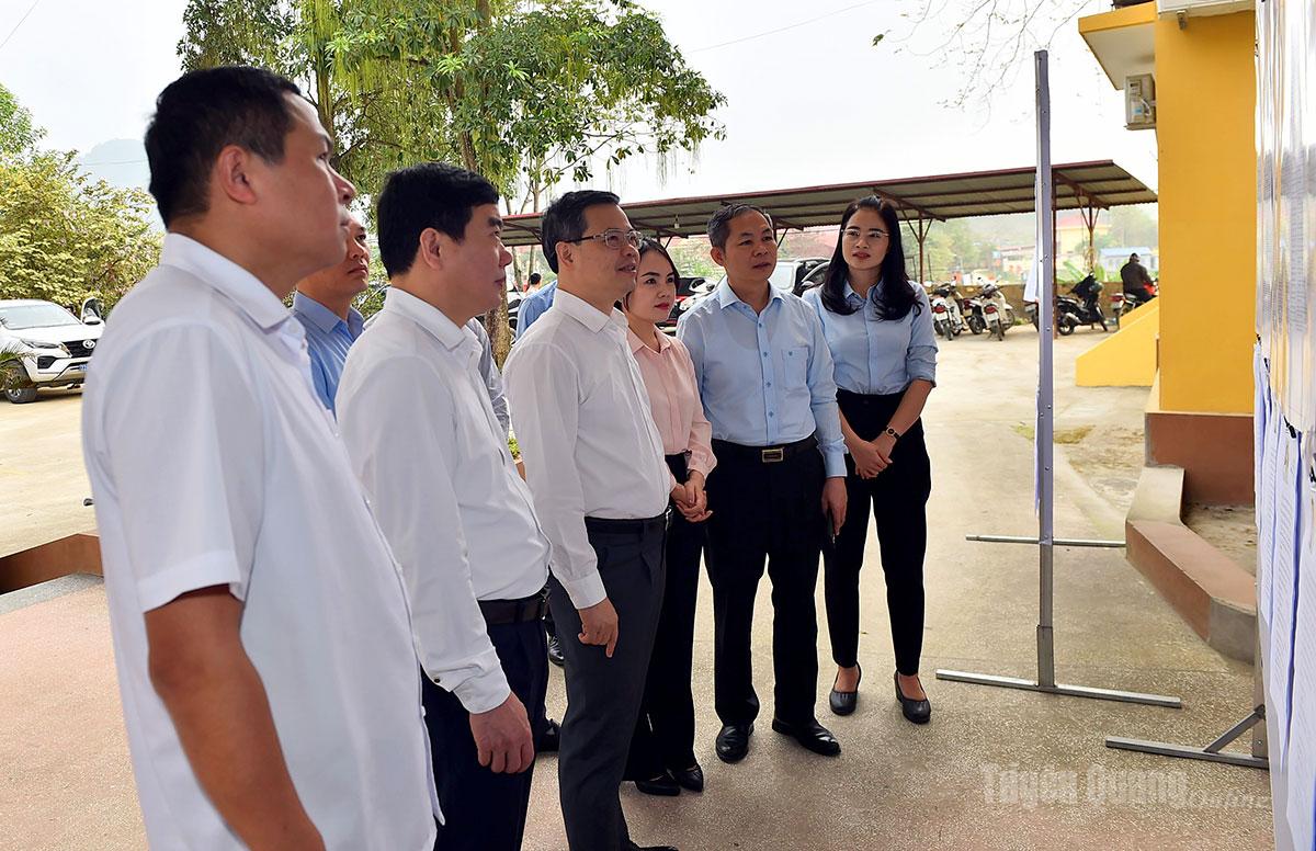 Đồng chí Chủ tịch HĐND tỉnh Nguyễn Văn Sơn kiểm tra việc niêm yết danh sách cử tri tại xã Minh Thanh.