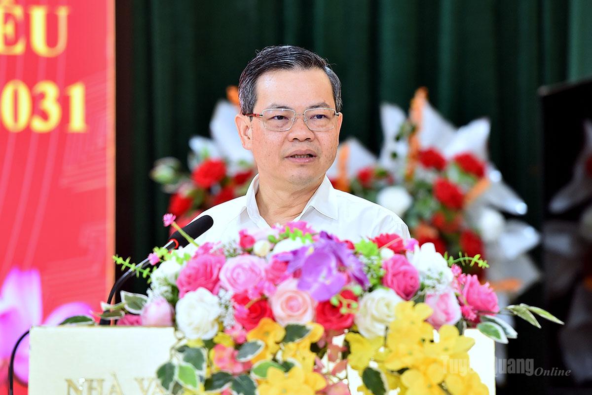 Đồng chí Nguyễn Văn Sơn, Chủ tịch HĐND tỉnh phát biểu với cử tri xã Minh Thanh.