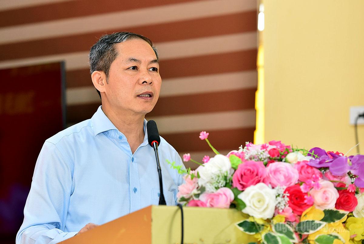 Đồng chí Phạm Ninh Thái, Giám đốc Sở Khoa học và Công nghệ phát biểu với cử tri xã Minh Thanh.