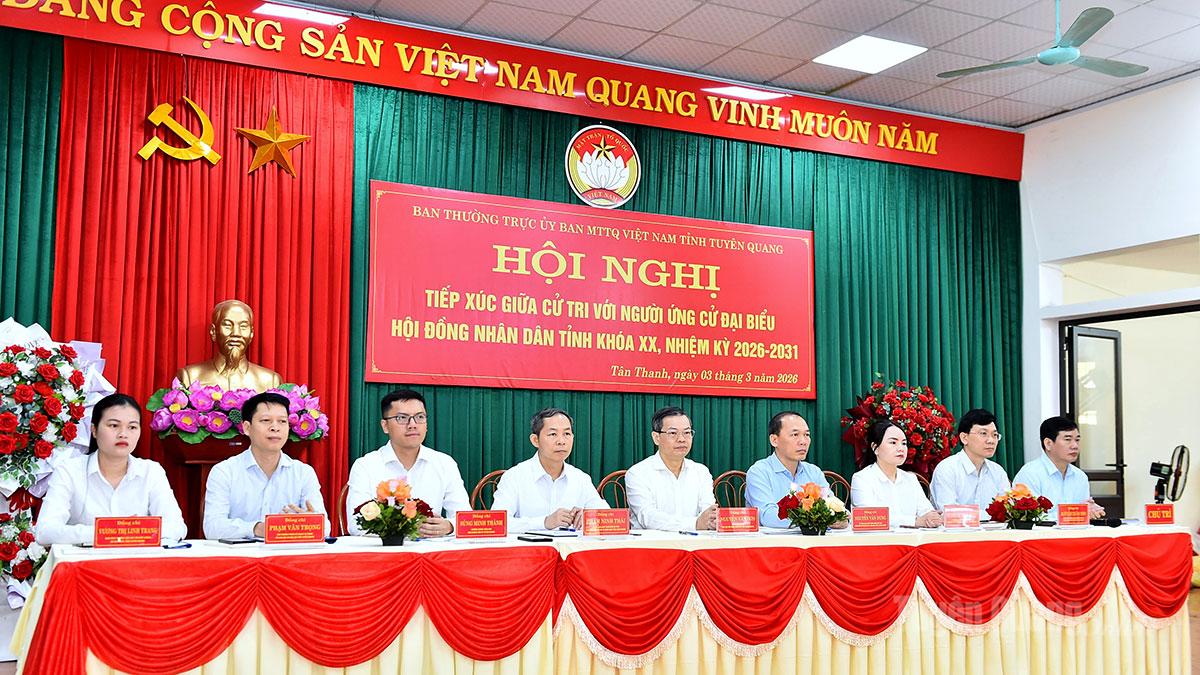 Chủ tịch HĐND tỉnh Nguyễn Văn Sơn cùng các ứng cử viên HĐND tỉnh đơn vị bầu cử số 1 tiếp xúc cử tri xã Tân Thanh.