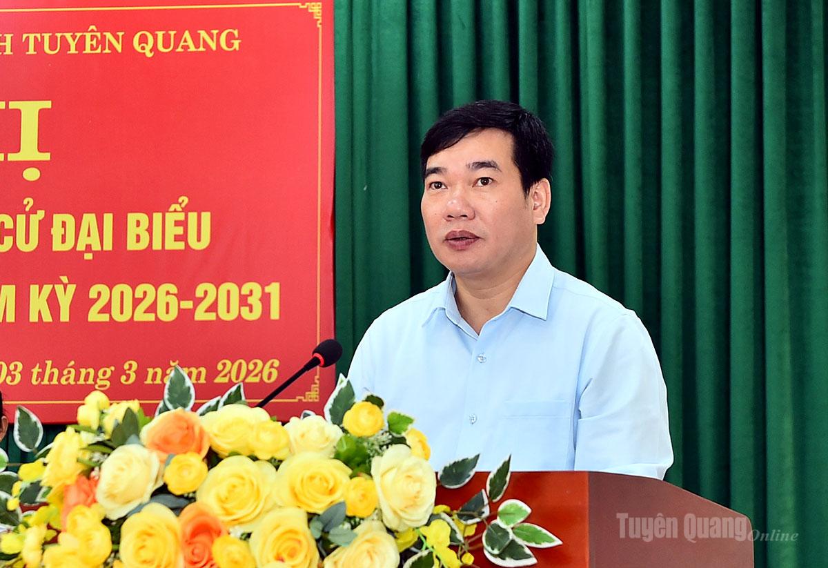 Đồng chí Nguyễn Việt Khánh, Phó Chủ tịch Ủy ban MTTQ tỉnh đọc tiểu sử các ứng cử viên tại hội nghị.