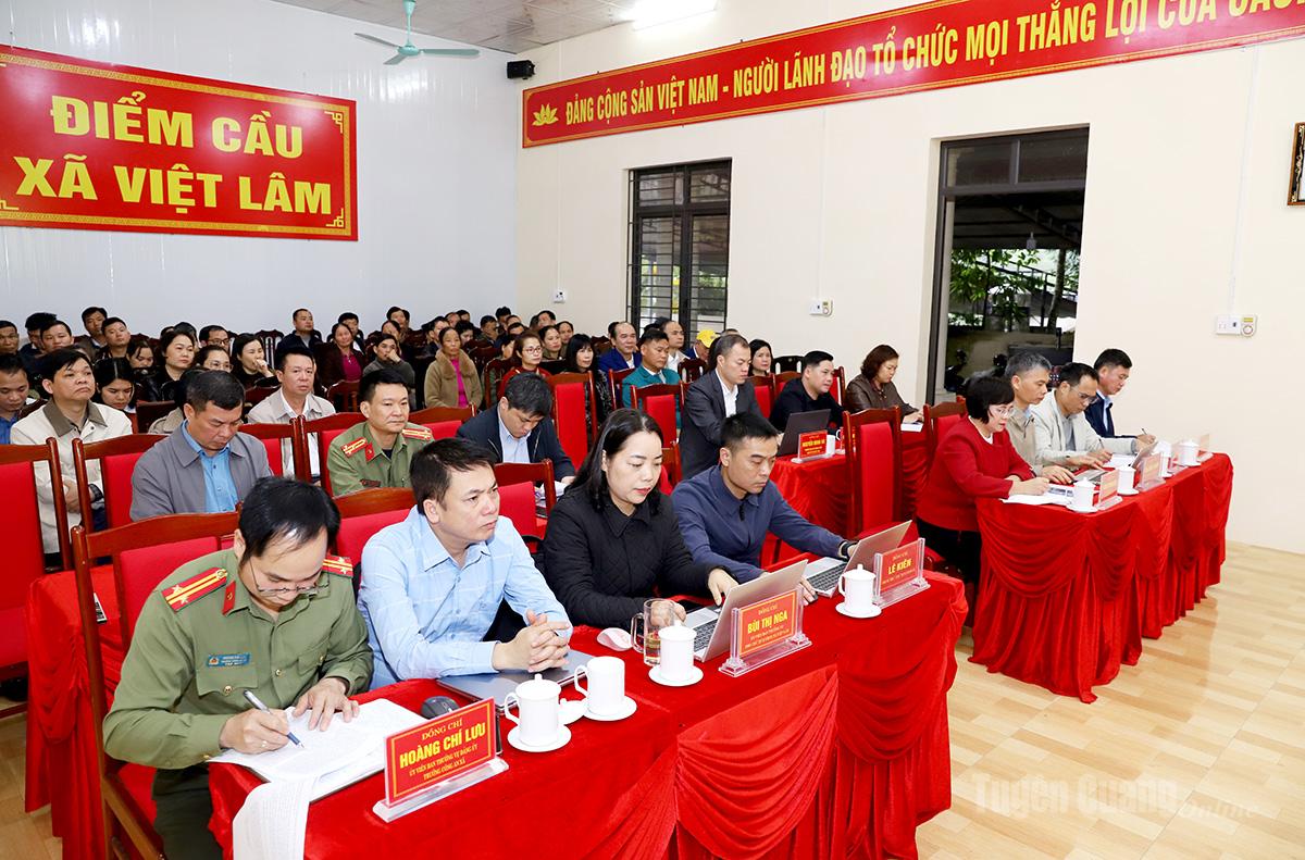 Cán bộ, lãnh đạo và cử tri xã Việt Lâm tham dự buổi tiếp xúc.