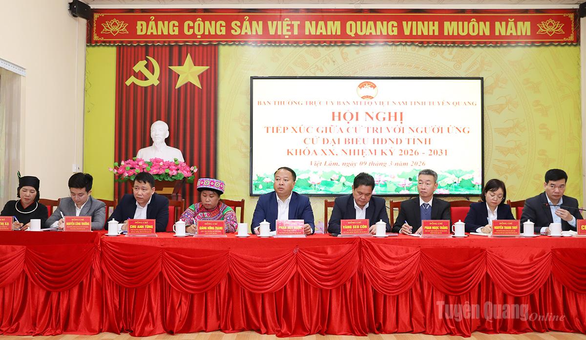 Chủ tịch UBND tỉnh Phan Huy Ngọc cùng các ứng cử viên tham gia buổi tiếp xúc.