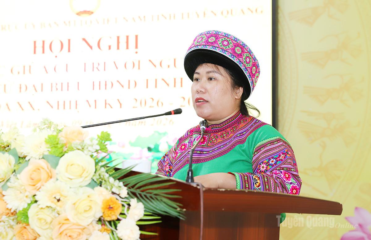 Ứng cử viên Giàng Hồng Trang trình bày chương trình hành động.