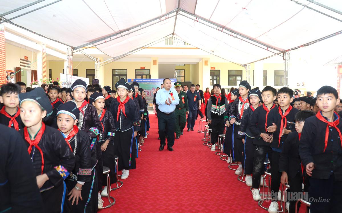 Chủ tịch UBND tỉnh Phan Huy Ngọc và các đại biểu đến dự Lễ động thổ khởi công dự án trường Phổ thông nội trú liên cấp Tiểu học và THCS Thàng Tín.